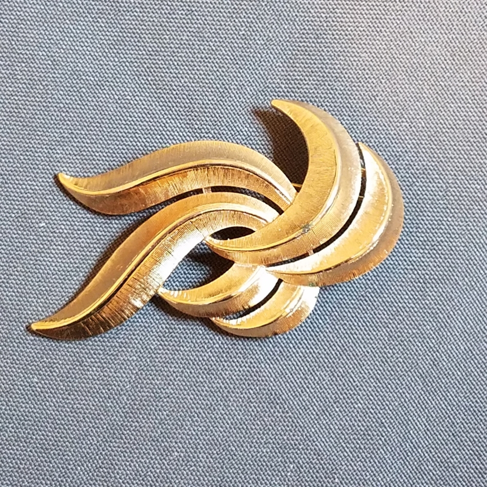 VTG Crown Trifari gold abstract brooch